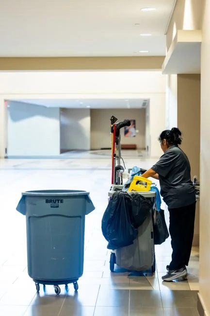 about-02 Cleaner cleaning the floor in a laboratory environment